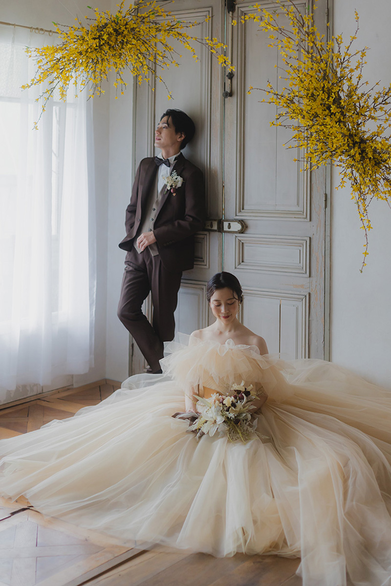 オシャレなスタジオで結婚記念写真