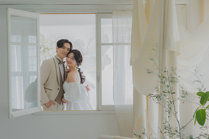 オシャレなスタジオで結婚記念写真