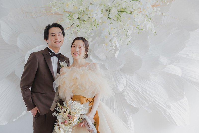 オシャレなスタジオで結婚記念写真