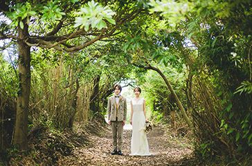 森林で結婚写真