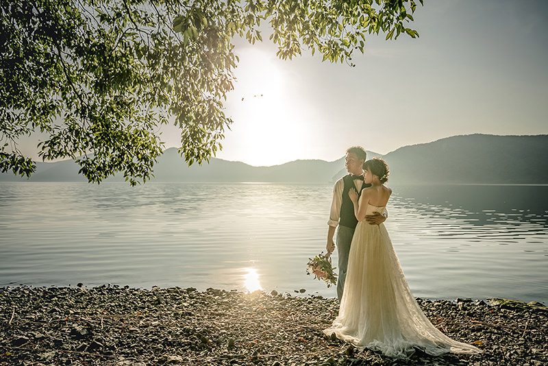 湖畔で結婚記念写真