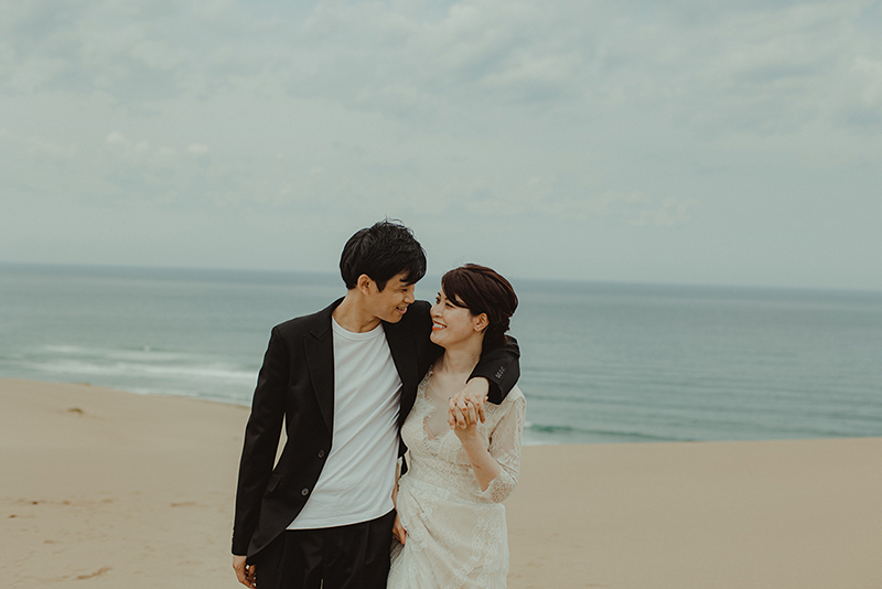 海を背景に結婚記念写真