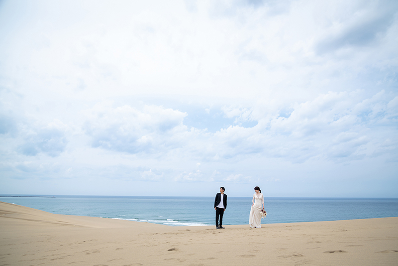 海を背景に結婚写真